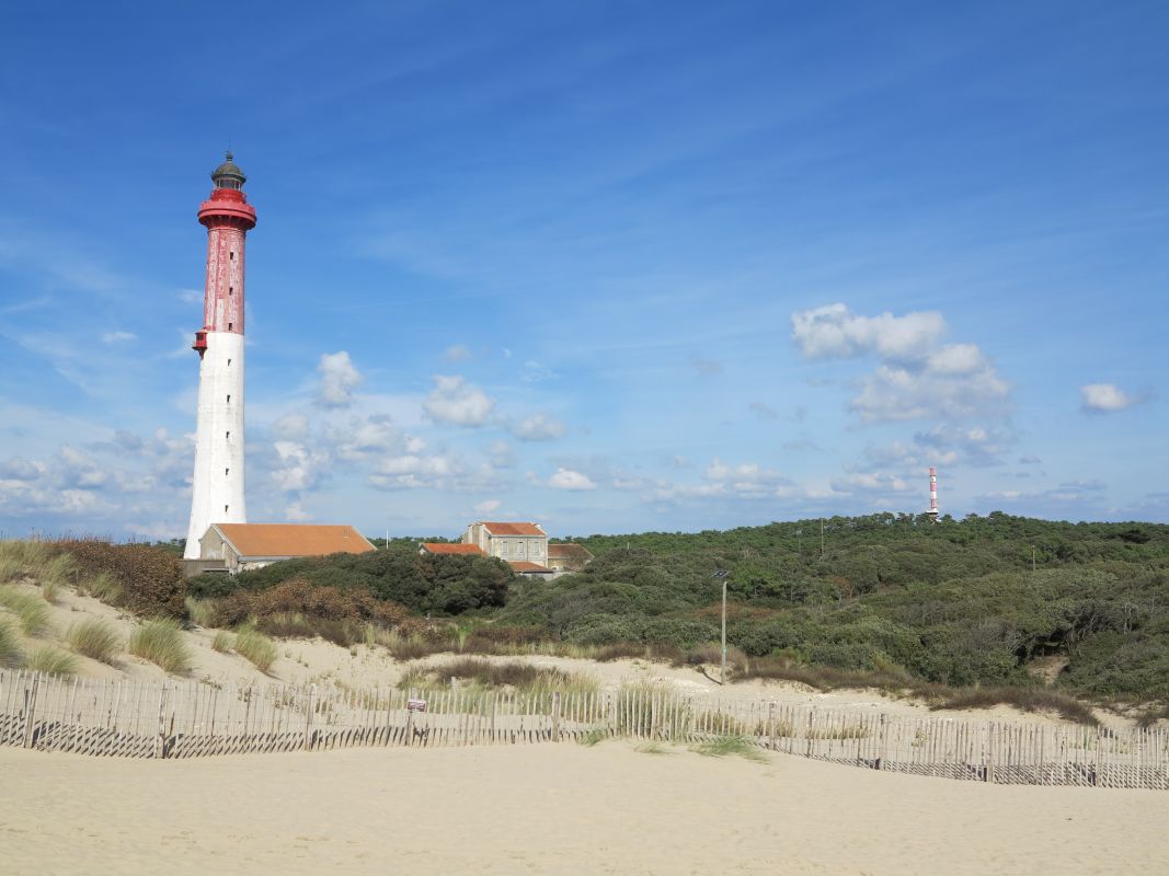 Le phare vu depuis le sud-ouest, à la limite entre dunes et forêt.