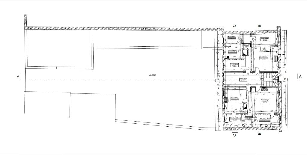Plan au niveau de combles des dépendances et au premier étage de la maison (relevé Triode Architectes, 2021).
