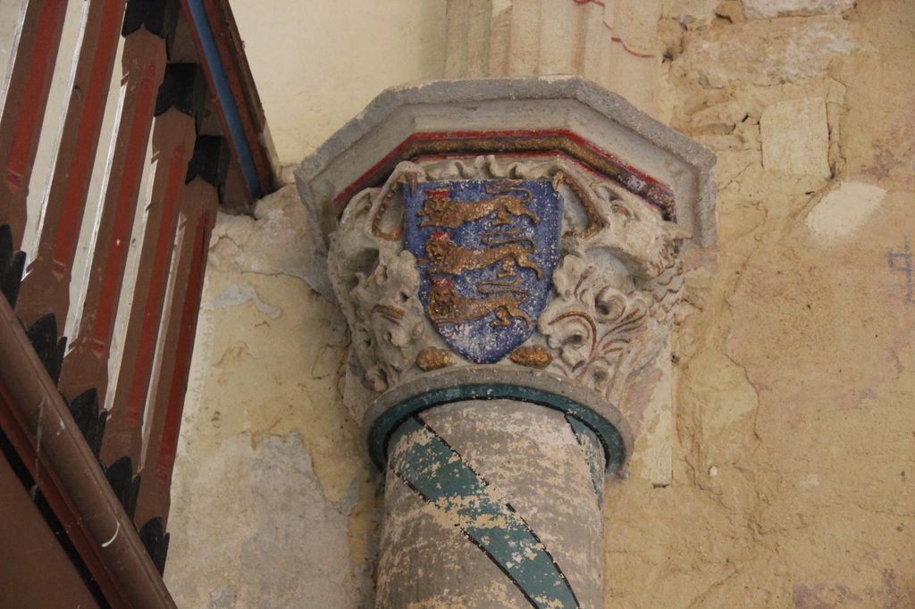 Chapiteau nord-ouest : armoiries de la famille de Nompar de Caumont.