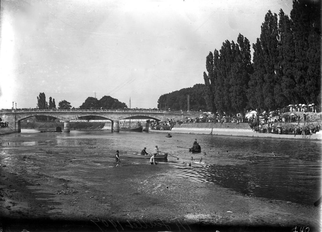 Le quai et le pont Palissy vus depuis l'autre rive, à marée basse, le 14 juillet 1907.