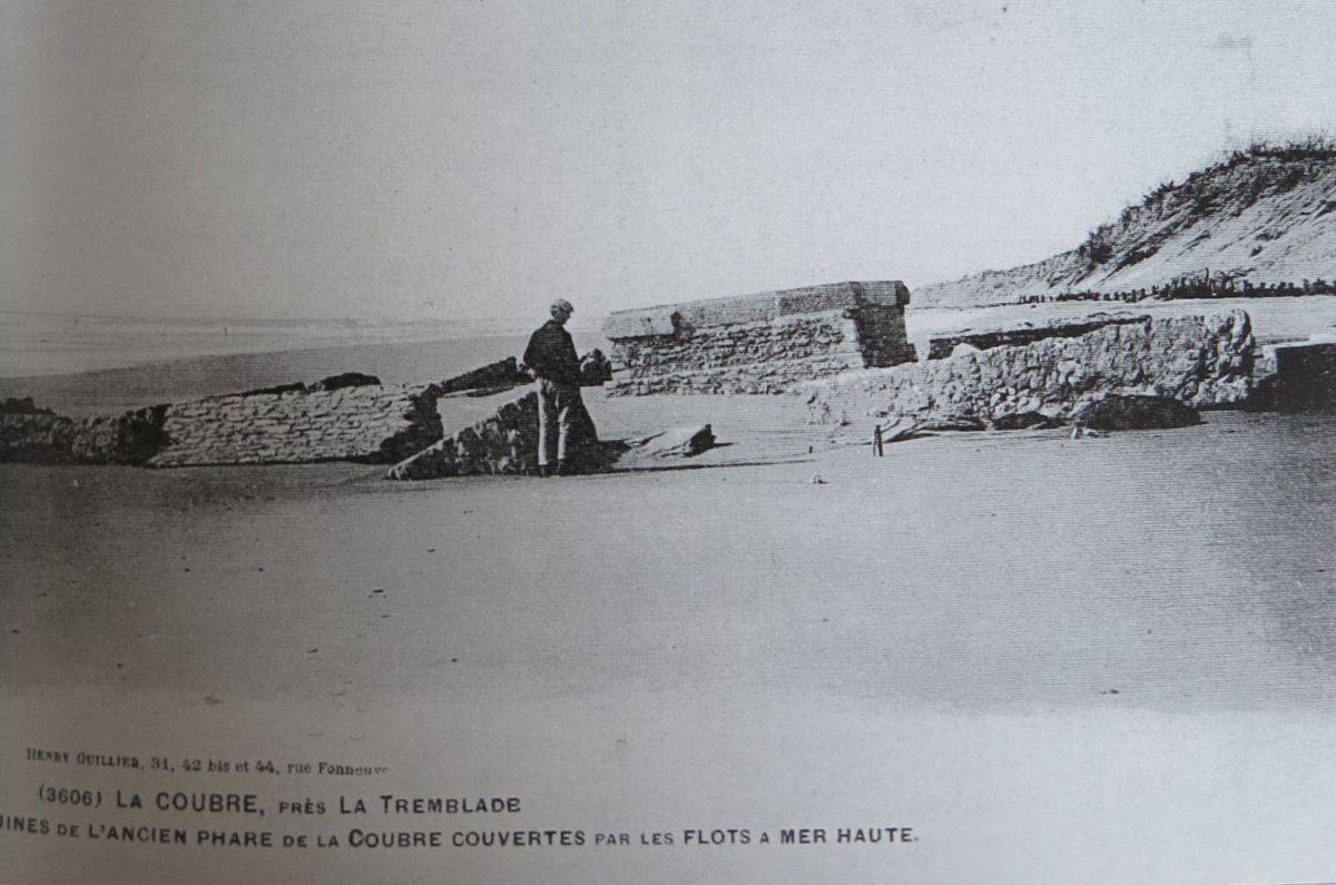 Les ruines du soubassement de la tour en bois de 1860, désormais sur la plage, vers 1900.