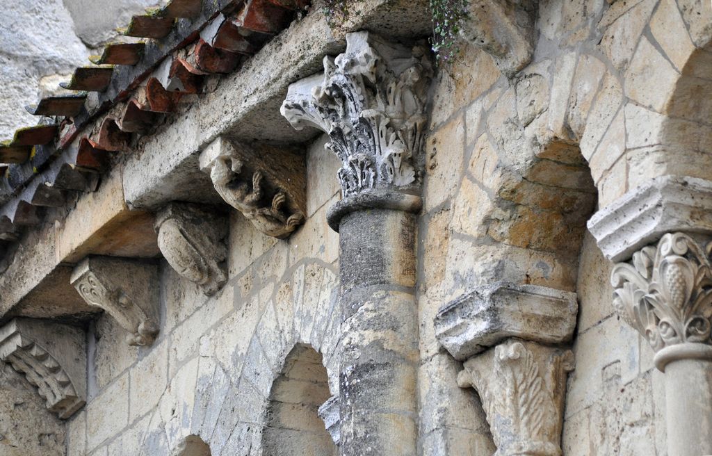 Chevet, sud : modillons sculptés et chapiteau corinthien en marbre.