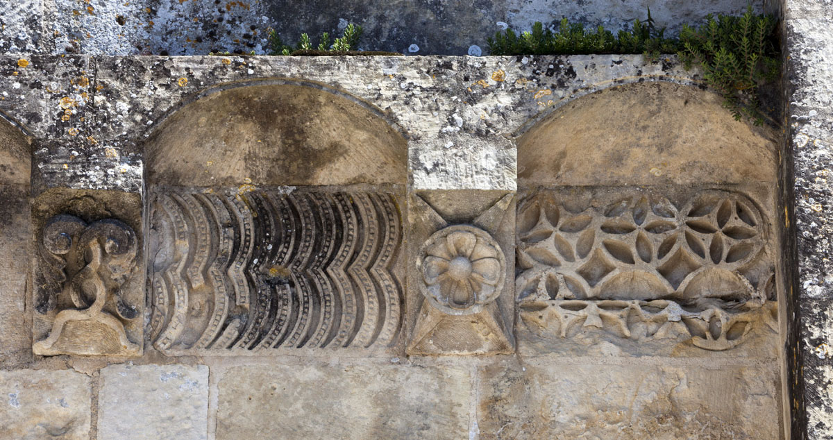 Corniche de la façade. Modillons 13, 14 (végétaux entrelacés et fleur). Métopes 16, 17 (motifs géométriques).