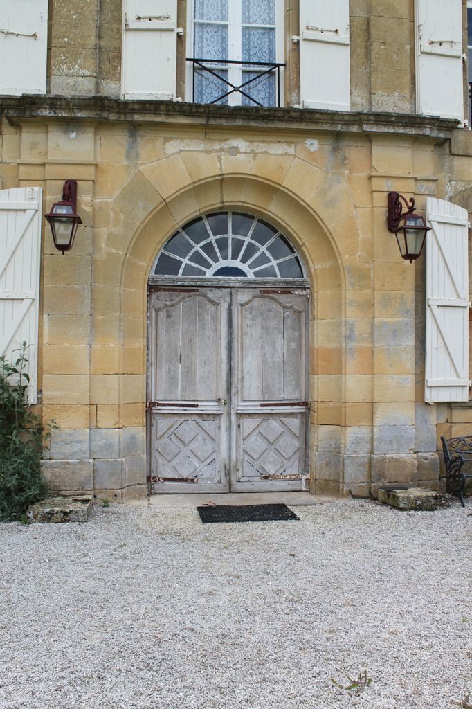 Détail de la porte d'entrée du bâtiment principal.