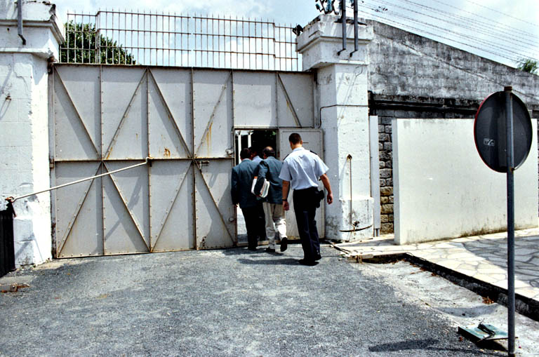 Le gendarme de l'armement ferme la porte pour la dernière fois, le 1er juillet 1993.