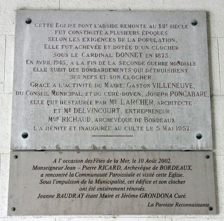 Porche : détail de plaque commémorative de la construction de l'église.