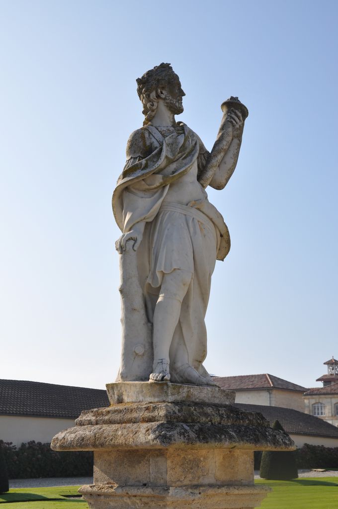 Terrasse orientale : statue d'une allégorie avec massue et corne d'abondance.