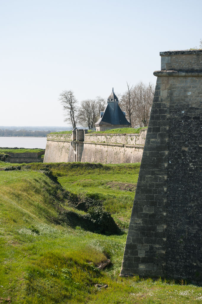 Saillant du cavalier du bastion Saint-Romain avec la porte dauphine à l'arrière-plan.