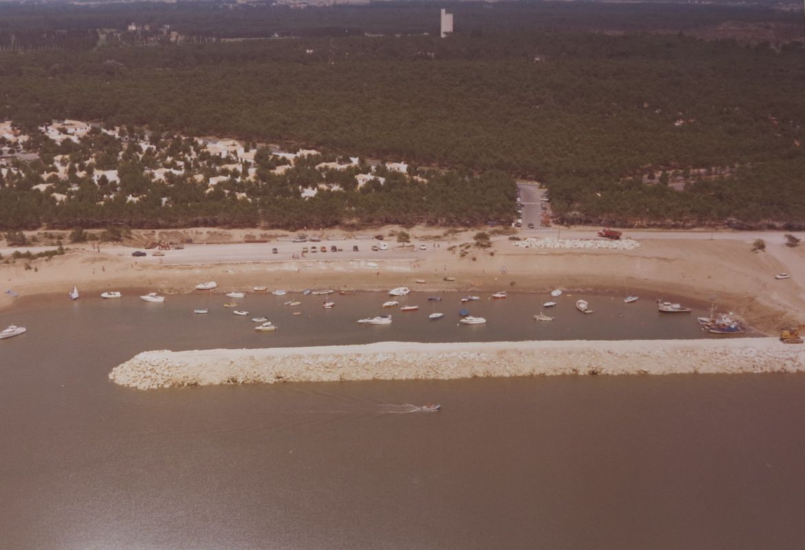 Vue aérienne du port nouvellement aménagé, août 1977.
