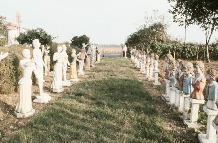Statues et bustes situés à l'extrémité gauche du jardin, photographiés en 1991.