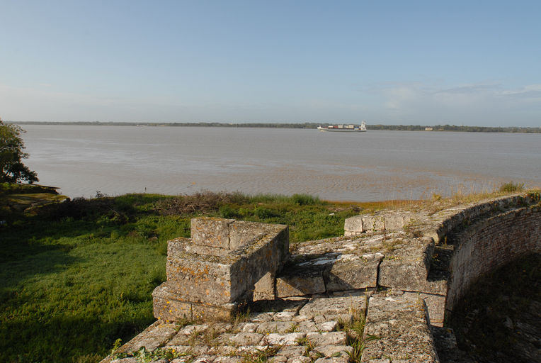 Vestige de la bretèche axiale sud vue depuis le parapet de la courtine, avec le chenal ouest de la Gironde au second plan.