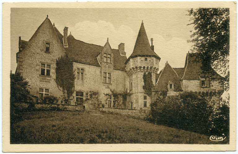Vue d'ensemble du château au nord. Carte postale (Combier Imp. à Mâcon), s.d. (après 1920).