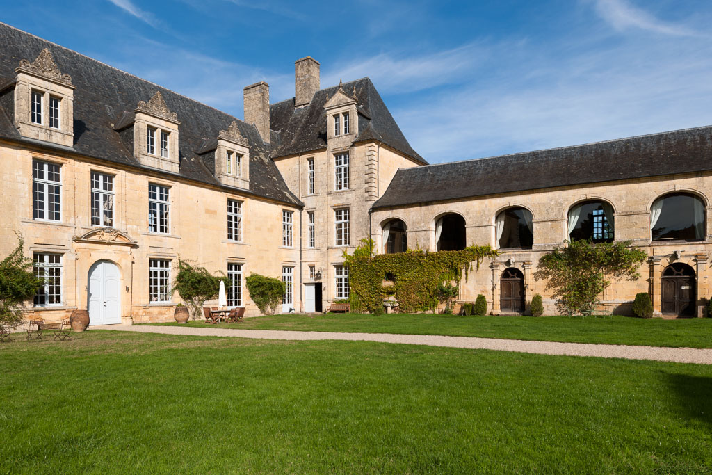 Vue du château au sud-ouest dans la cour.