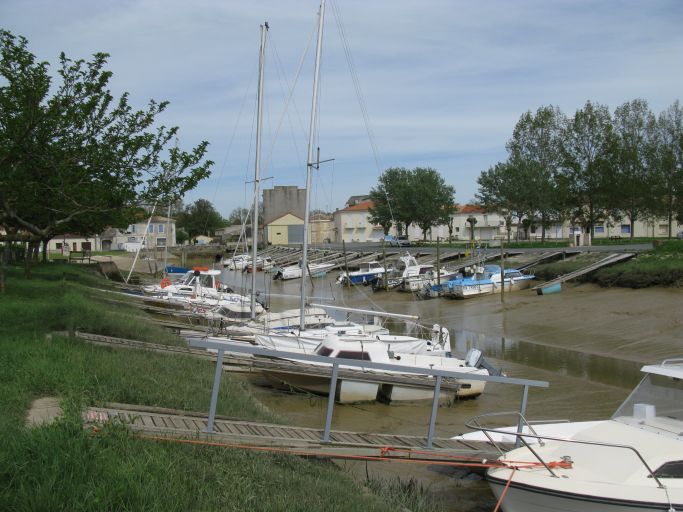 Le port vu depuis l'aval, rive droite, à marée basse.