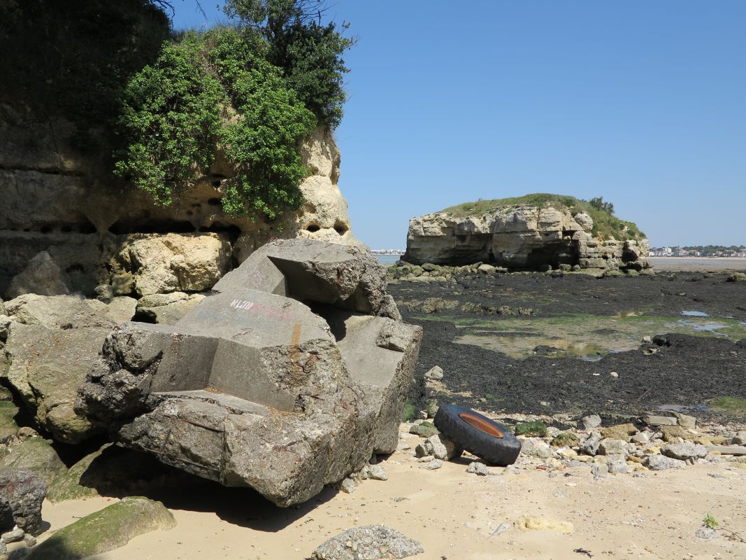 Vestiges de blockhaus au pied des rochers de Vallières, face à Royan.