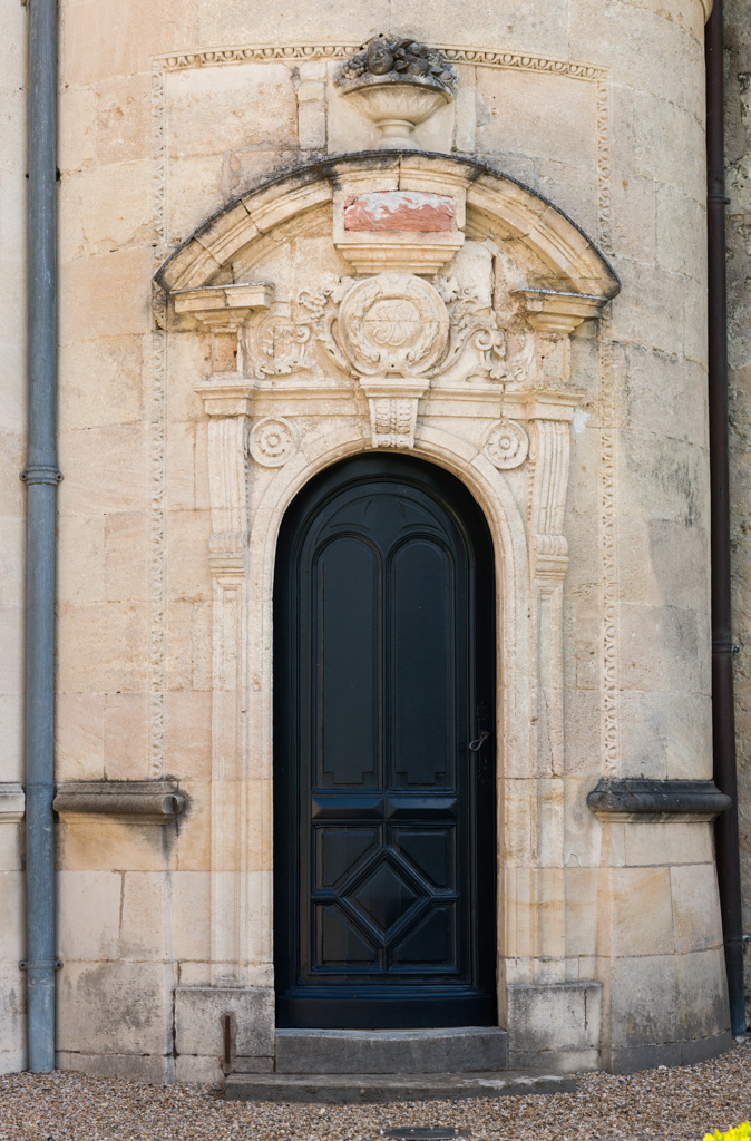 Façade sud, tourelle est : détail de la porte avec les initiales d'Isaac Pereire.