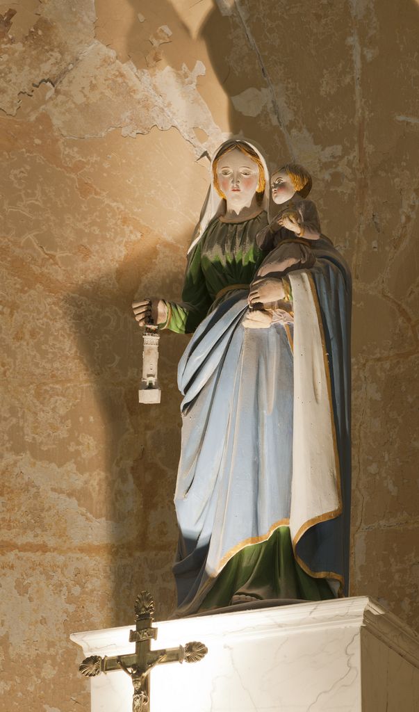 Chapelle royale, autel : statue de la Vierge à l'Enfant.
