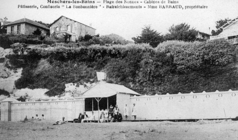 Cabines de bain et café sur la plage des Nonnes vers 1920.