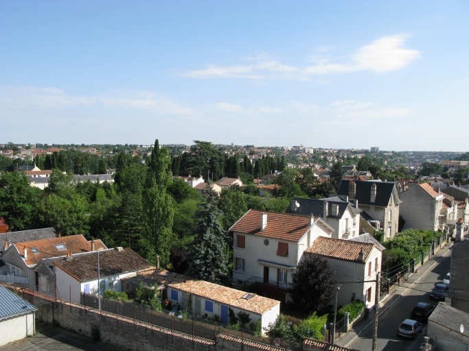 Vue vers la rue Saint-Jacques et le cimetière de Chilvert depuis l'IRJS.
