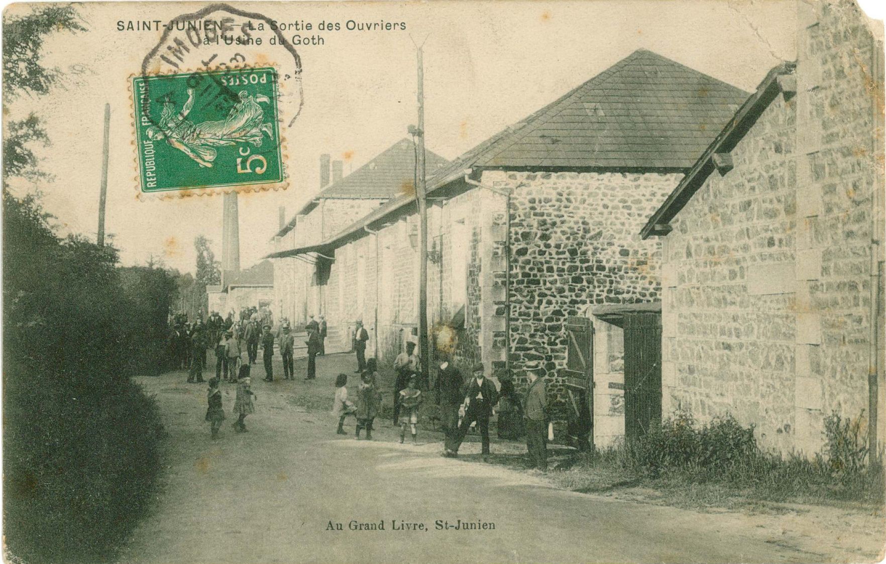 Sortie des ouvriers de l'usine du Goth vers 1910. Carte postale au Grand Livre.