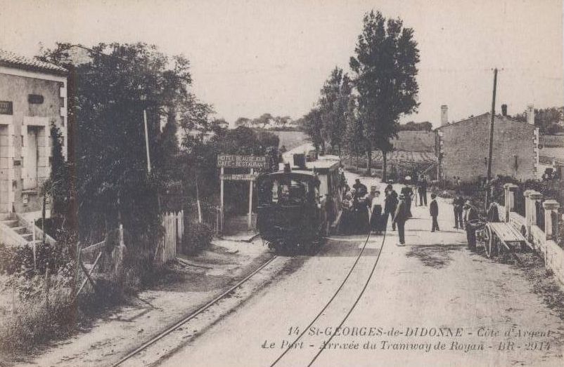 L'arrivée du tramvay venant de Royan, vers le carrefour entre le boulevard de Lattre et la rue du Port, vers 1900.
