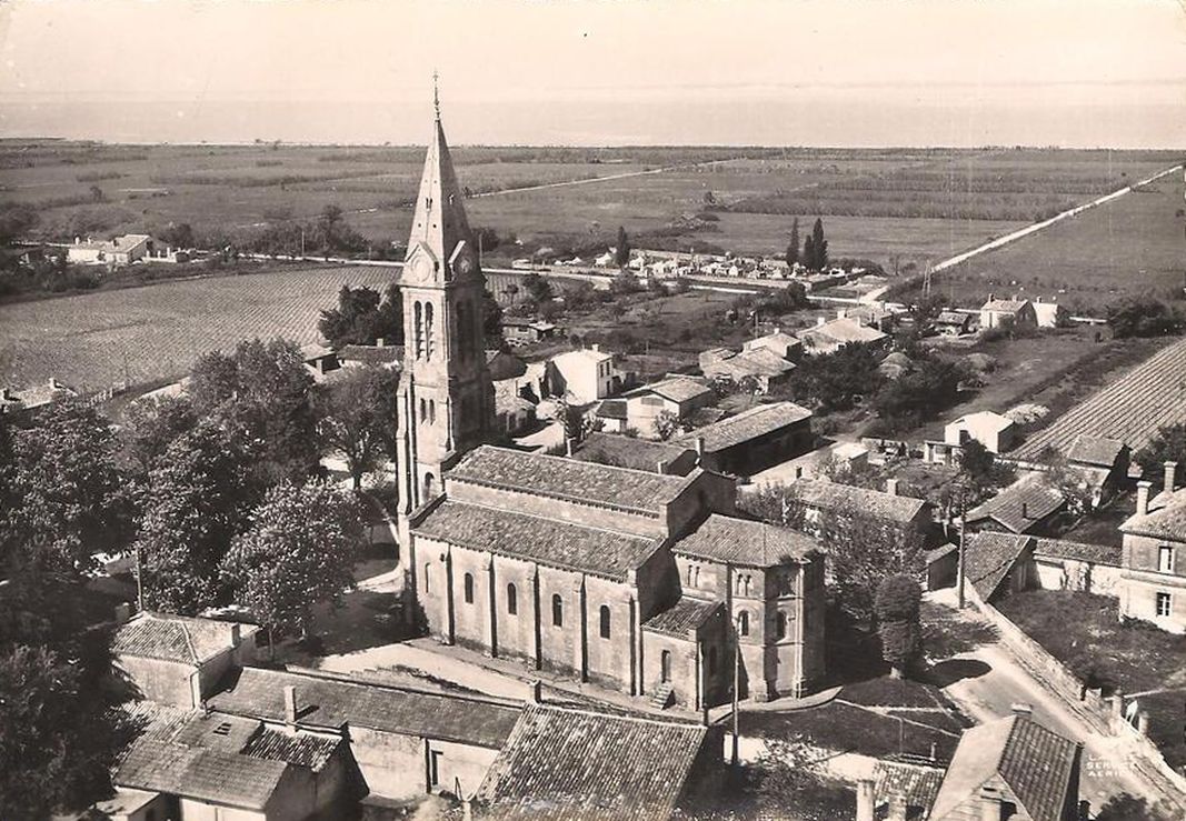 Vue aérienne de l'église, 20e siècle.