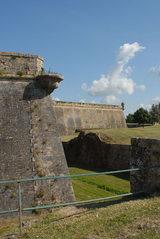Angle flanqué de la demi-lune de la porte dauphine et flanc sud du bastion Saint-Romain.