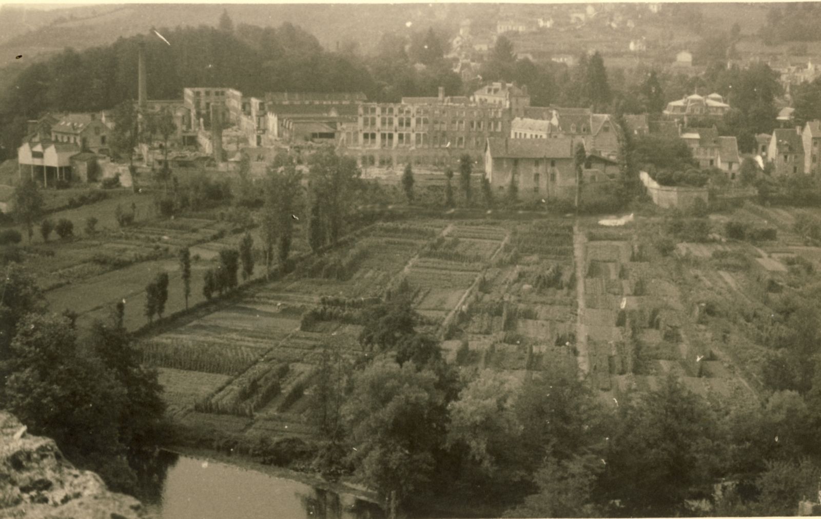 Les décombres de l'usine, juillet 1944. Au centre des ruines, les sheds de la filature, préservés de l'incendie (coll. part.)