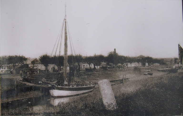Gabares dans le Port-Maubert vers 1930.