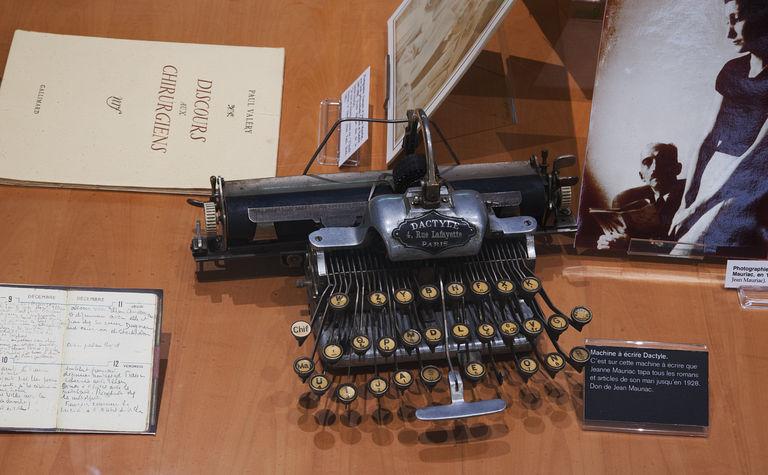 Chai du rouge : machine à écrire Dactyle utilisée par Jeanne Mauriac pour taper les oeuvres de François Mauriac.