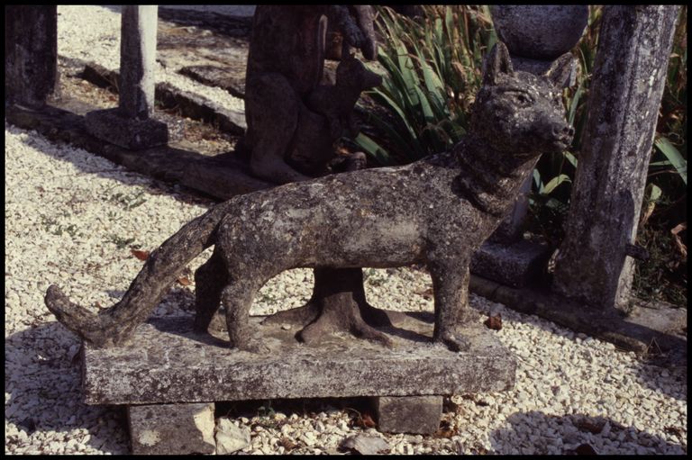 Statue de renard, photographiée en 1999, aujourd'hui disparue.