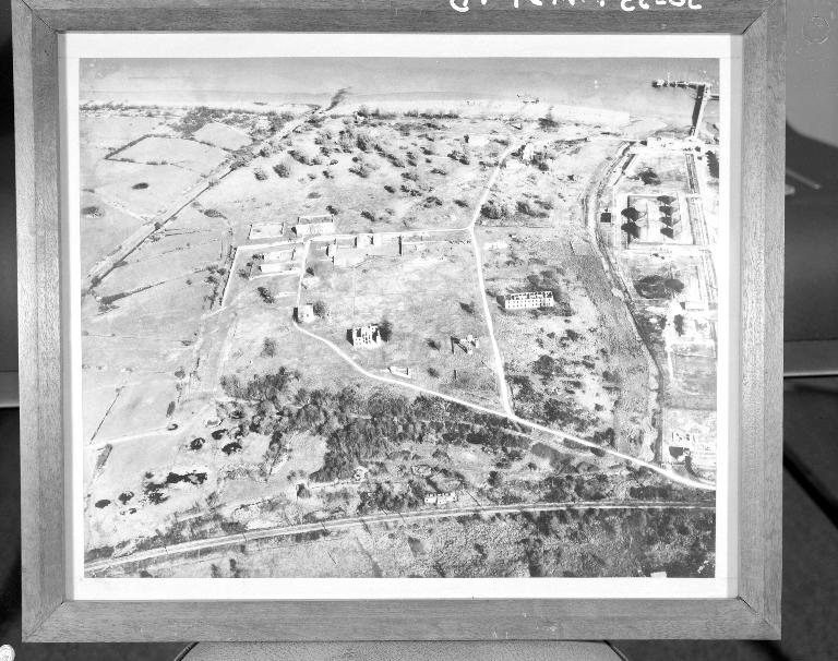 Photographie aérienne, vers 1966 (collection particulière) : réservoirs industriels de la raffinerie et vestiges du lazaret.