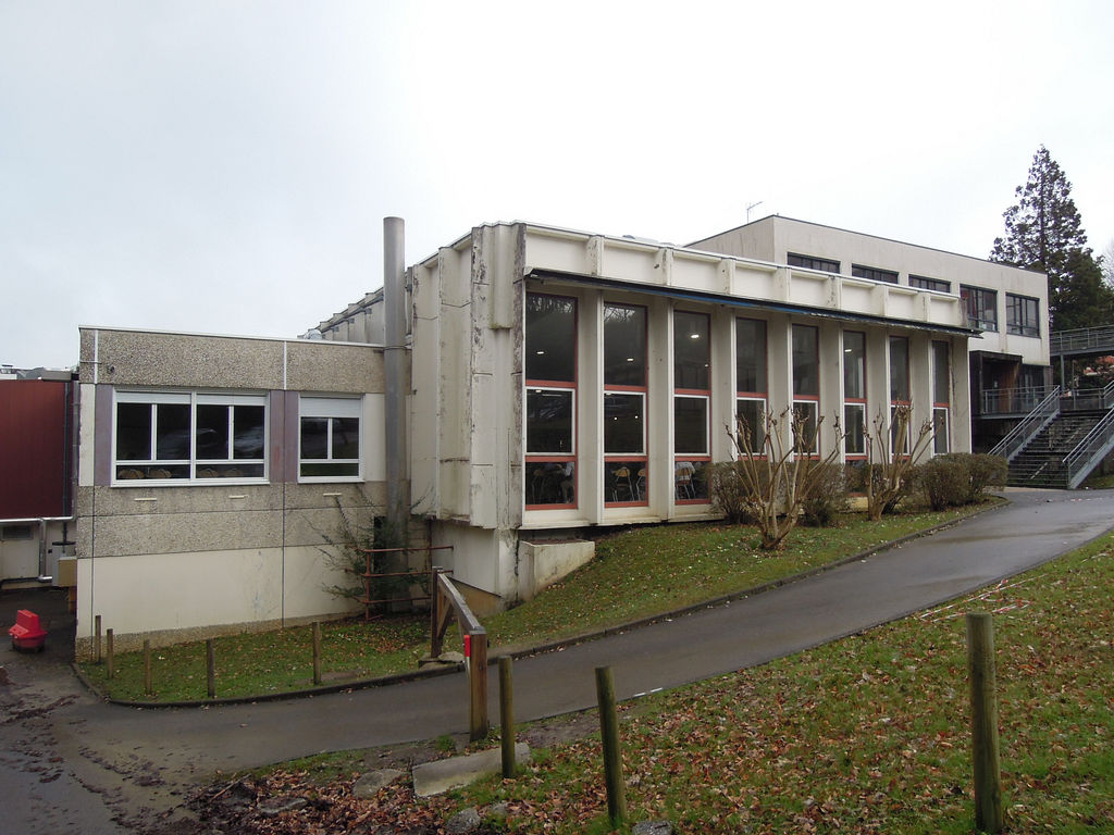 Façade sud du bâtiment B avec les baies du réfectoire.