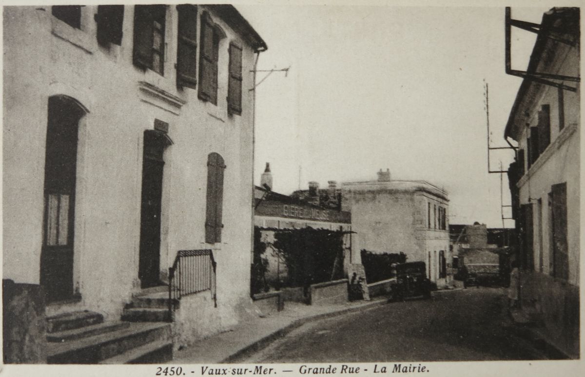 L'actuelle rue de Verdun, avec l'ancienne mairie (actuelle poste) au fond, vers 1930.