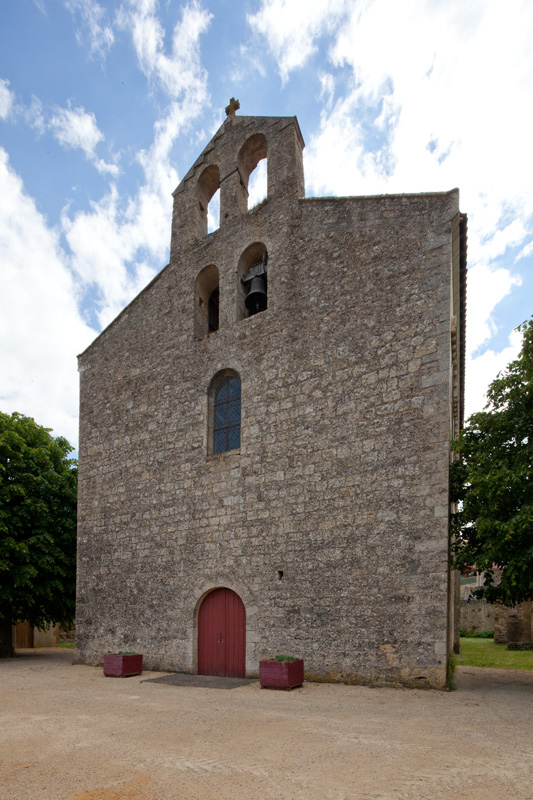 La façade de l'église, très sobre, a été reprise sans doute au 18e siècle. Elle est surmontée d'un clocher-mur.