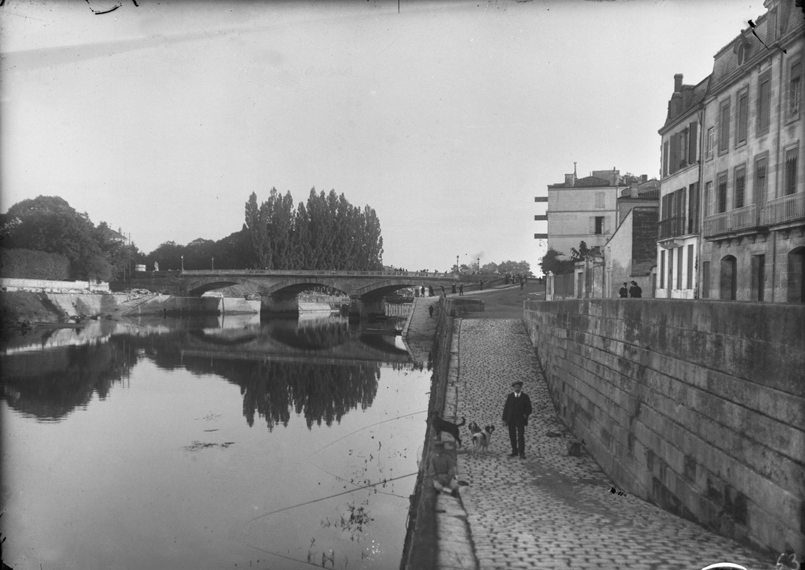 Le quai avec, au premier plan, la cale à rampe double amont et, à l'arrière-plan, la cale amont (dite de Coutanseaux), vers 1910 (?).