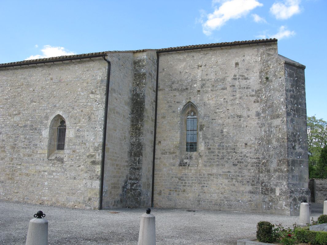 Vue du mur sud correspondant au choeur et à la chapelle gothique.