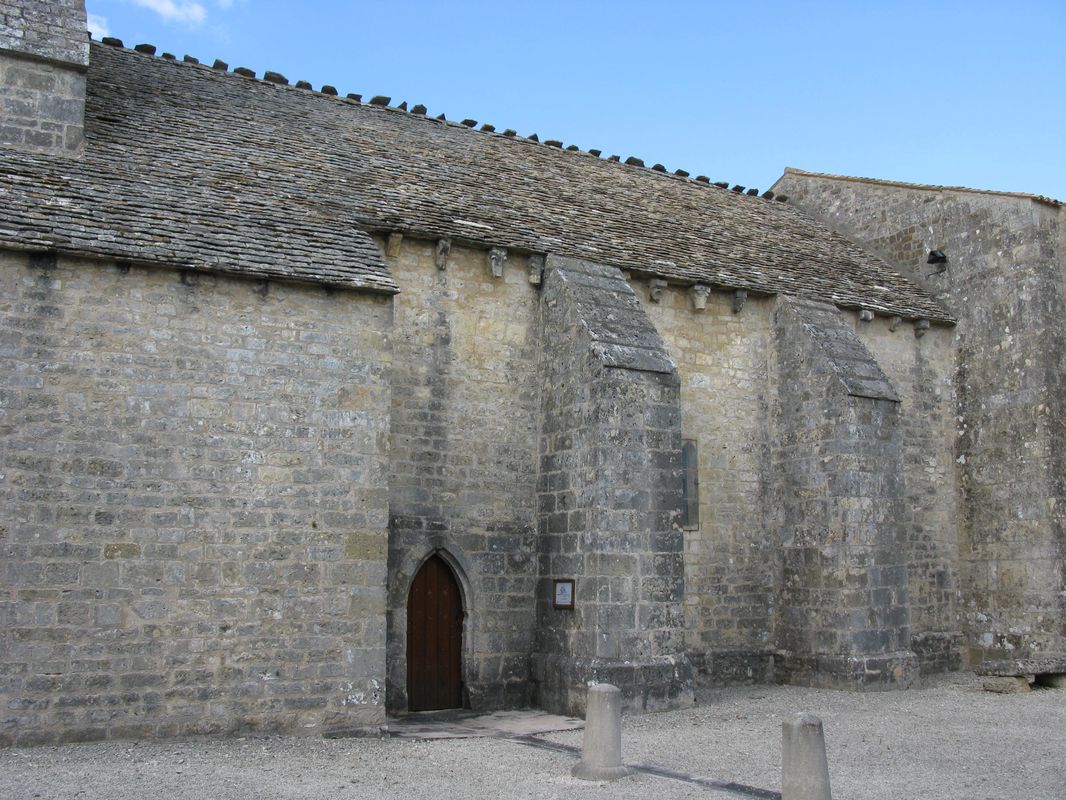 Le mur sud de la nef et la corniche ornée de modillons sculptés.