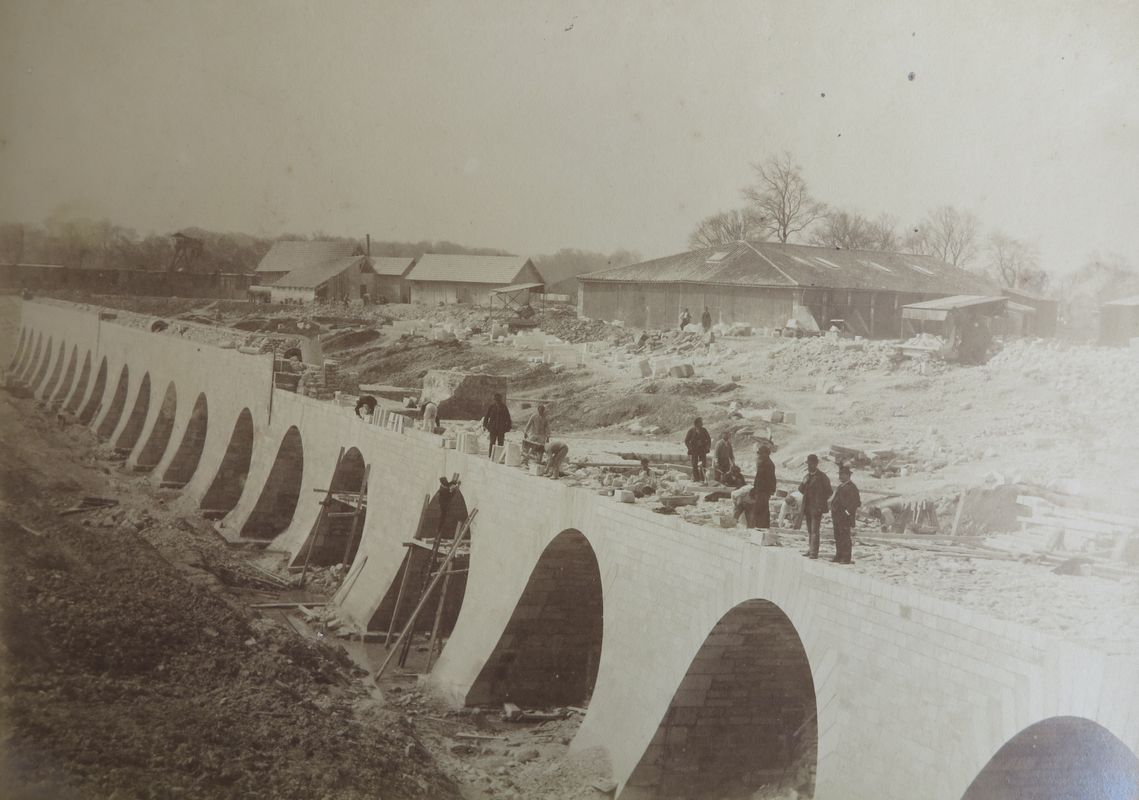 Construction du bassin : vue du quai nord-ouest, le 4 mars 1885.