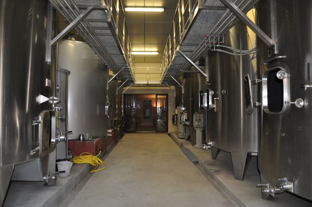 Cuves en inox au Château Moulin de Blanchon.