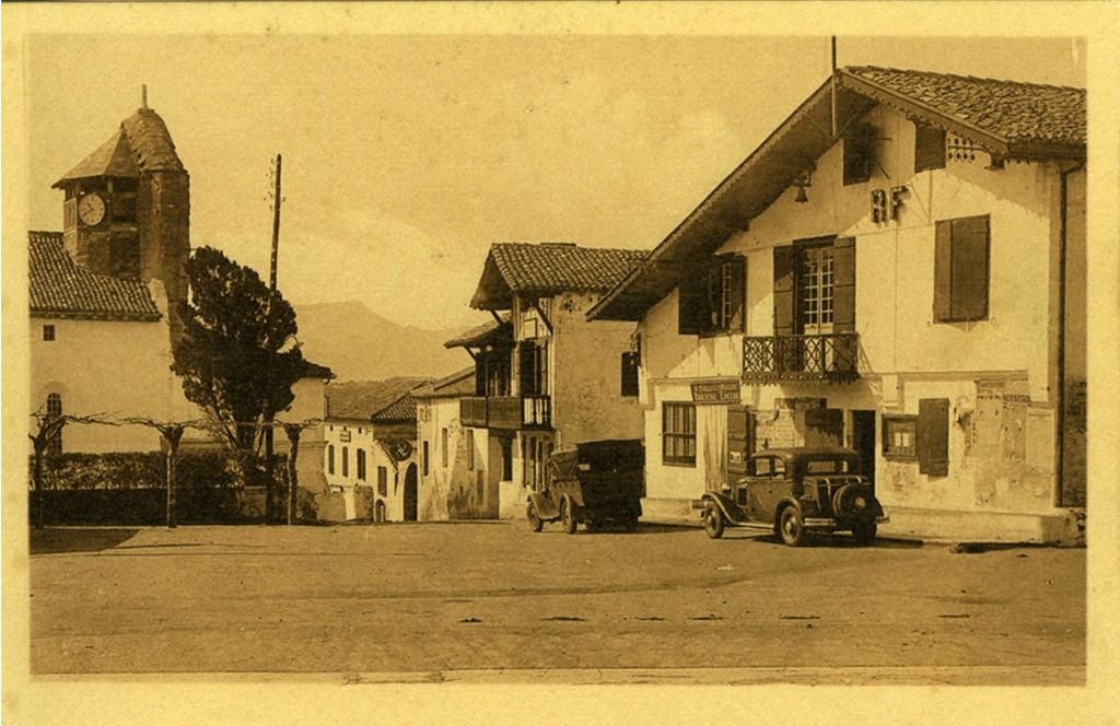 Vue de la mairie et de la place, vers les années 1920. 