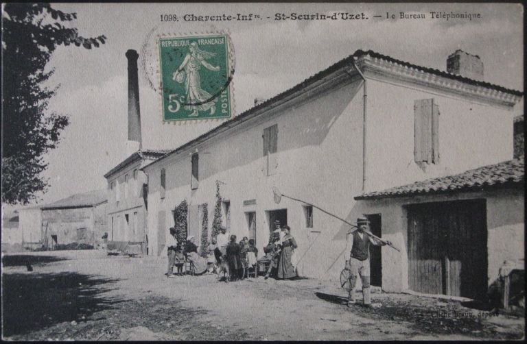 Le bureau téléphonique installé sur le port en 1892, place du Creac, carte postale vers 1910.