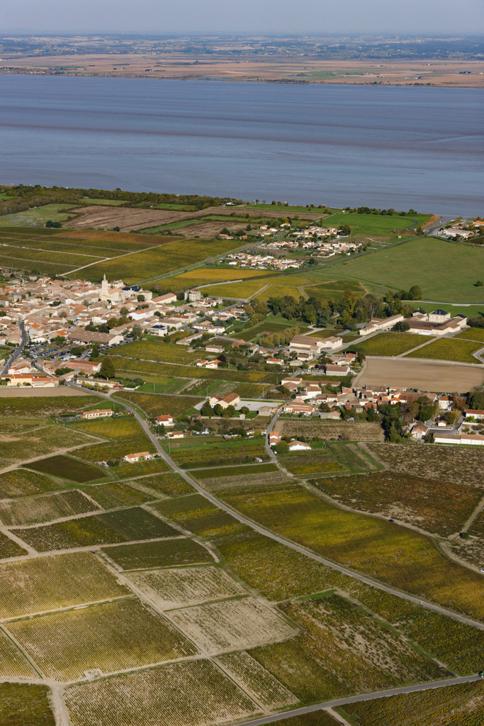 Vue aérienne depuis l'ouest : village et port.