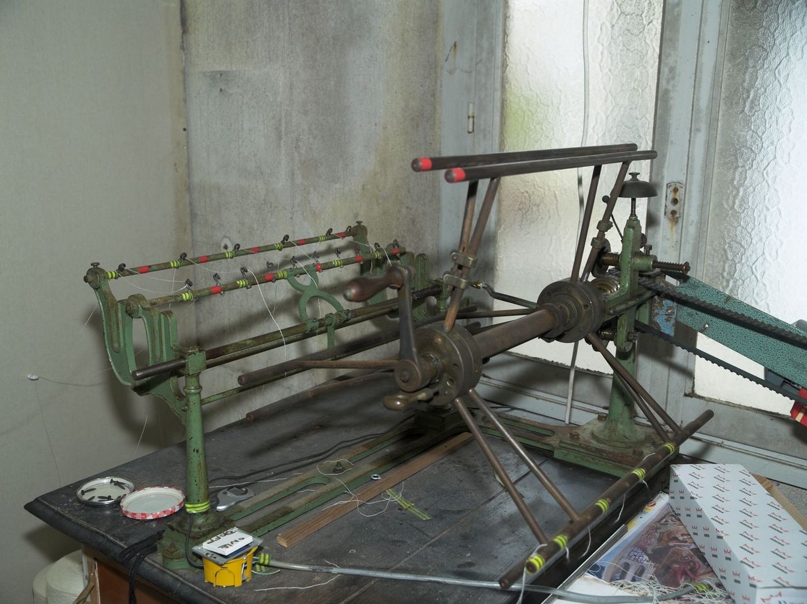 Détail de la machine permettant au teinturier de mettre en écheveaux les bobines de laine ou de soie, pour les préparer à la teinture. 