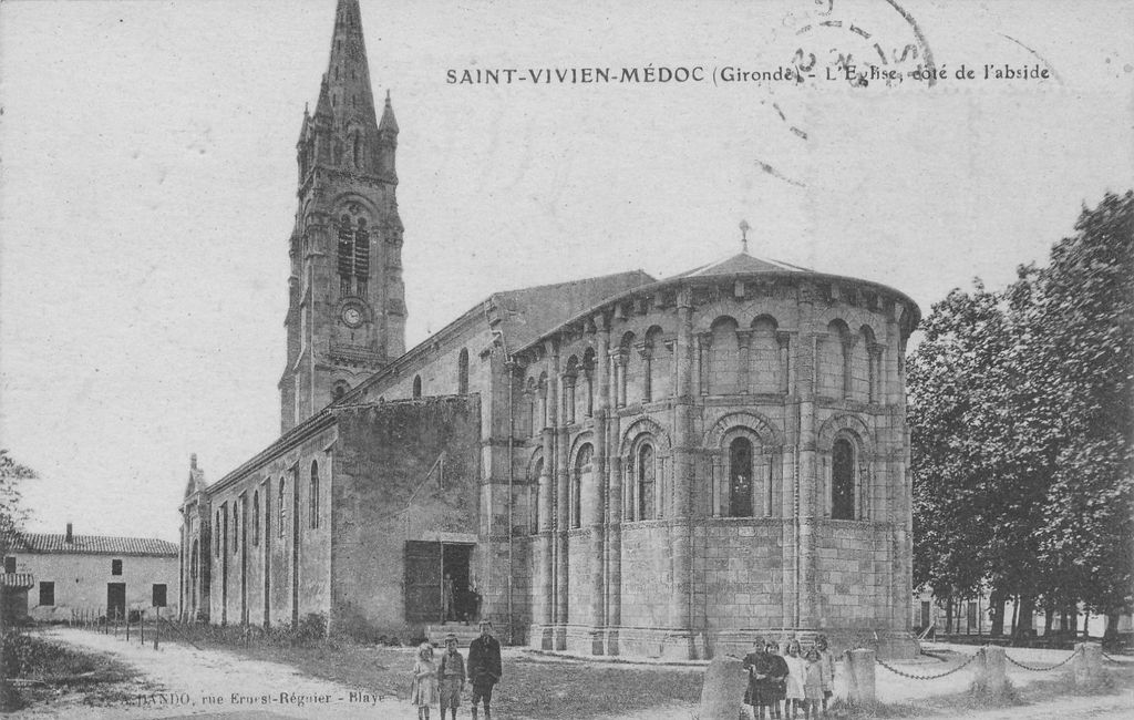 Carte postale (collection particulière) : l'église, côté de l'abside, début 20e siècle.
