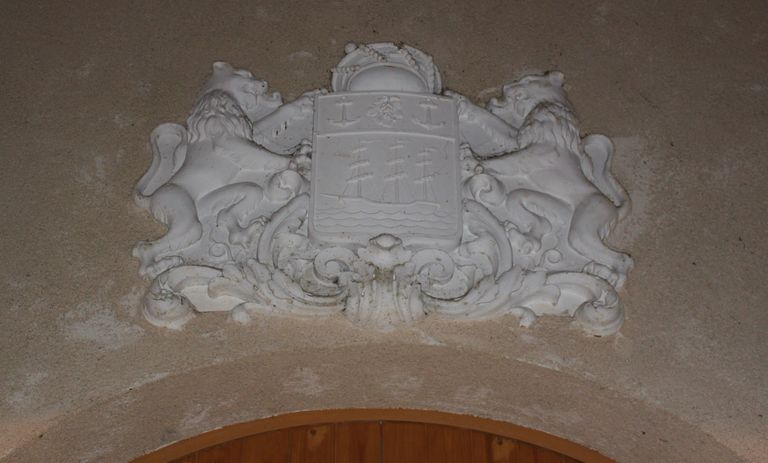 Ancien chai à barriques : armoiries sculptées du baron Sarget (remploi ; il s'agit peut-être des armoiries qui ornaient le fronton des chais).