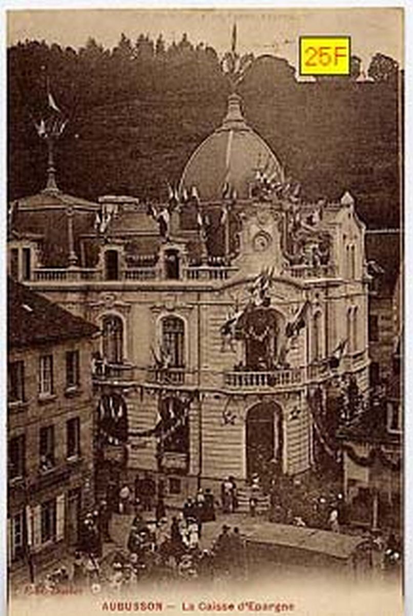 Carte postale (AD 23) montrant les fêtes qui marquèrent l'inauguration de la caisse d'épargne, en 1905.
