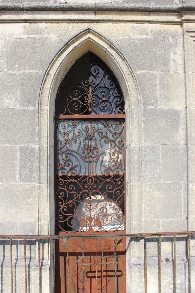 Chapelle funéraire : détail de la porte métallique portant les initiales PD.