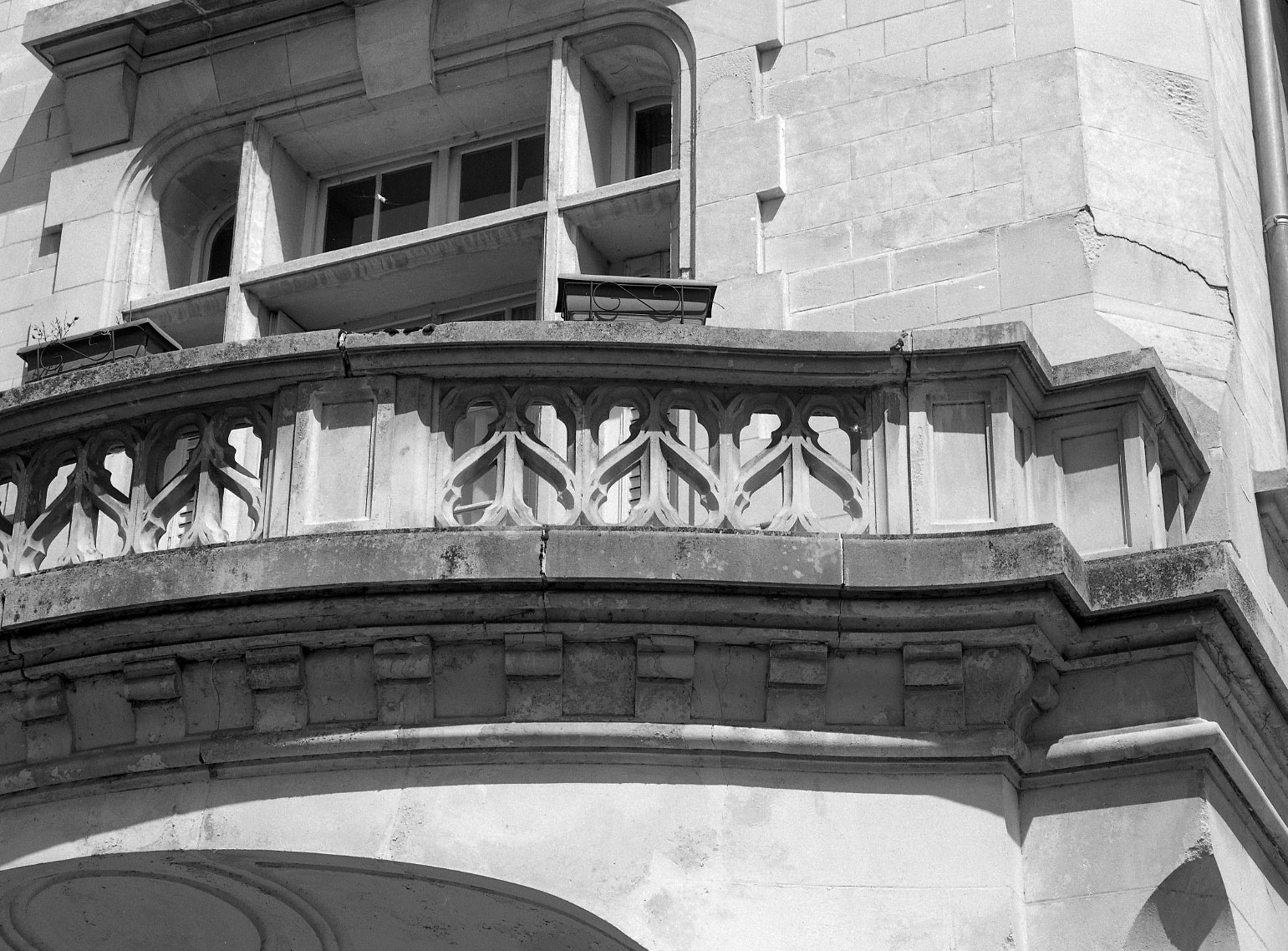 Détail des garde-corps à motifs floraux géométtriques de la façade principale. 