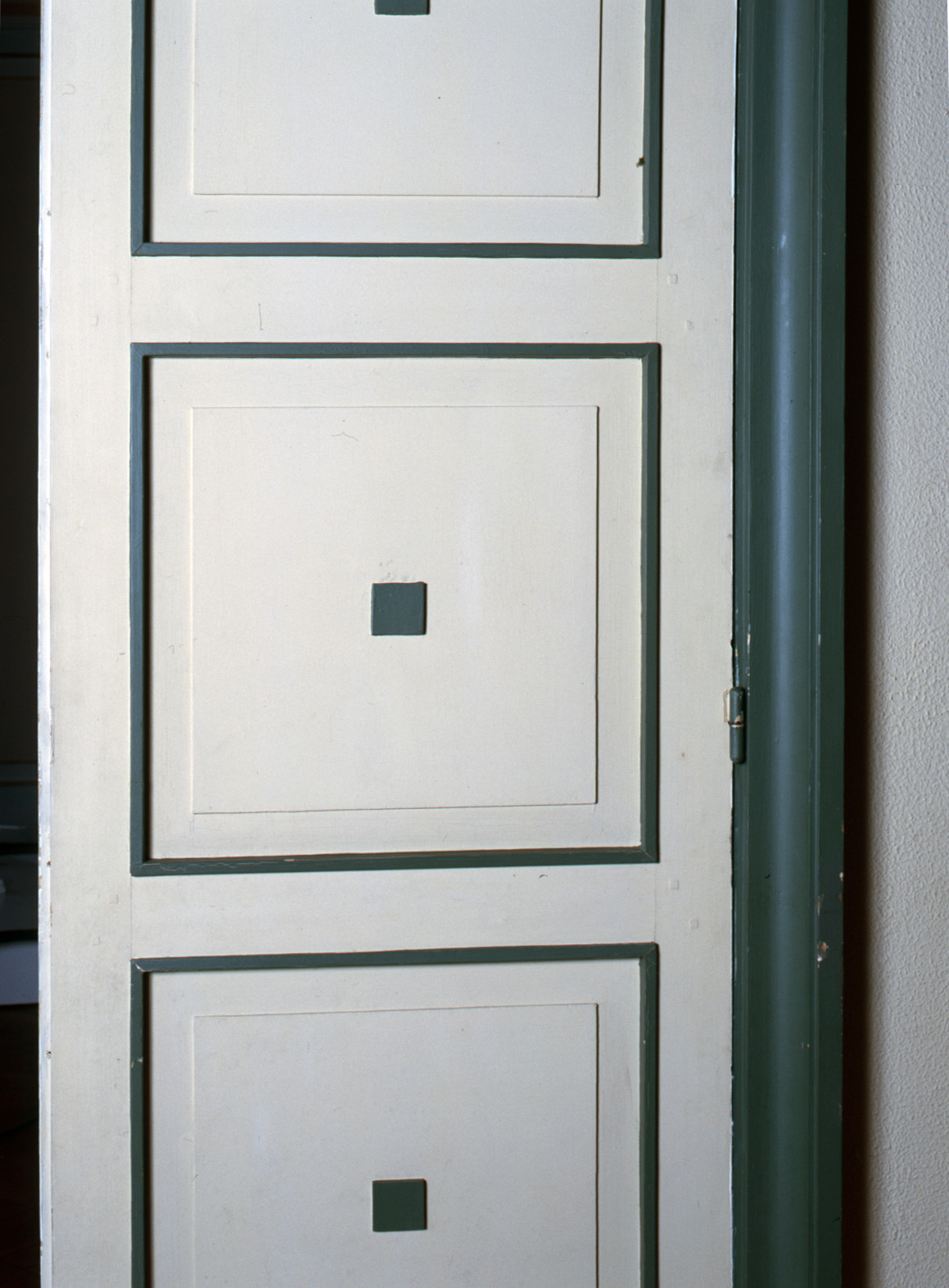 Détail des motifs géométriques ornant les portes de la salle du Conseil, qui reproduisent ceux des sols en granito du rez-de-chaussée. 